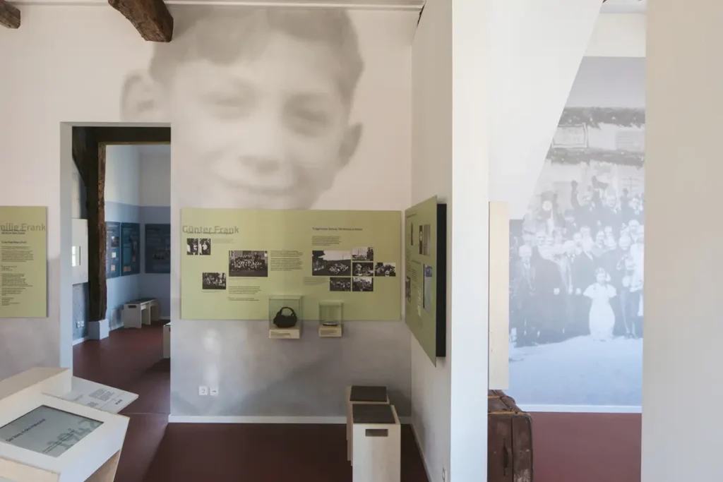 Blick auf das Porträt von Günter Frank in der Dauerausstellung im Günter Frank Haus, Neuenhaus